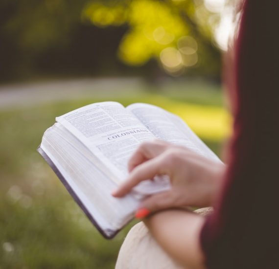 womam-sitting-reading-bible